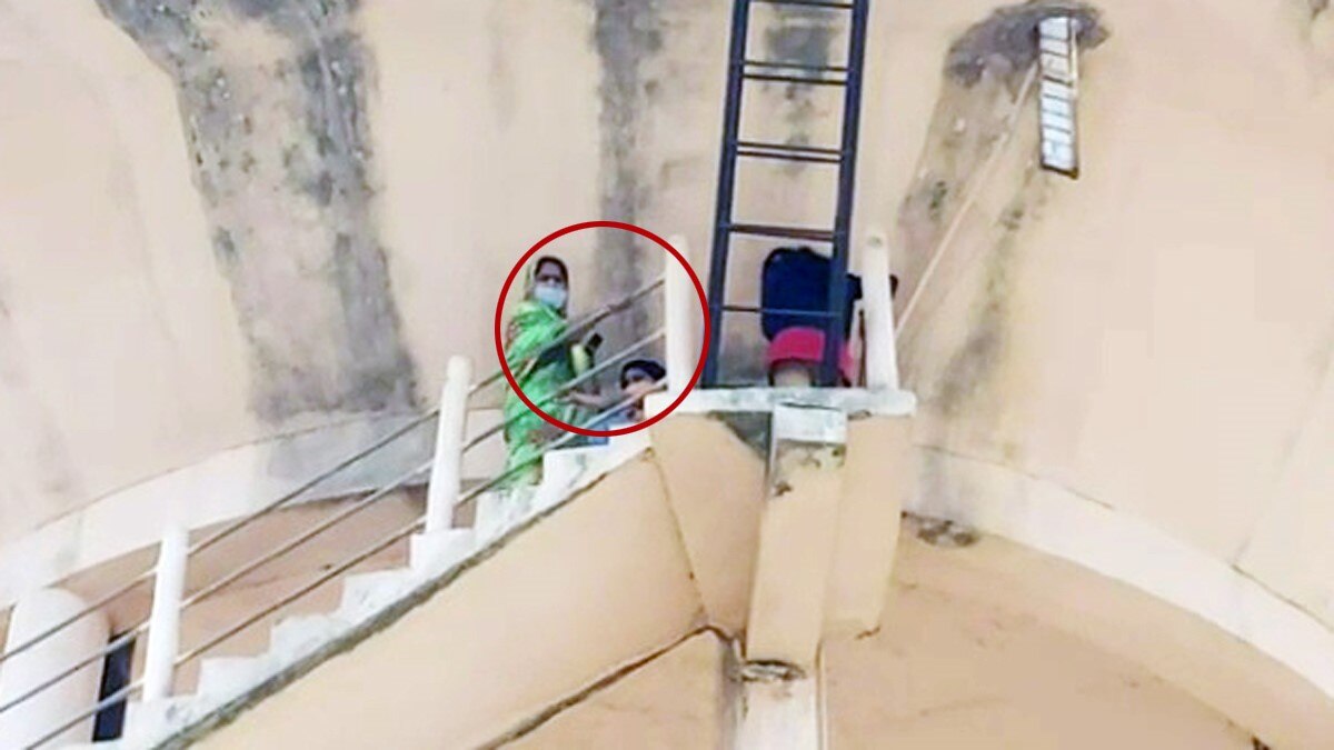 महिला बेटियों के साथ चढ़ गई पानी की टंकी पर