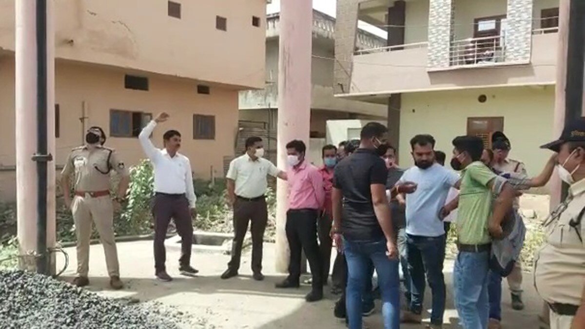 महिला बेटियों के साथ चढ़ गई पानी की टंकी पर