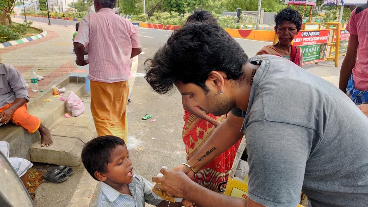 20 रुपये में अपनी कविताएं बेचकर खाना खिलाता है शख्स