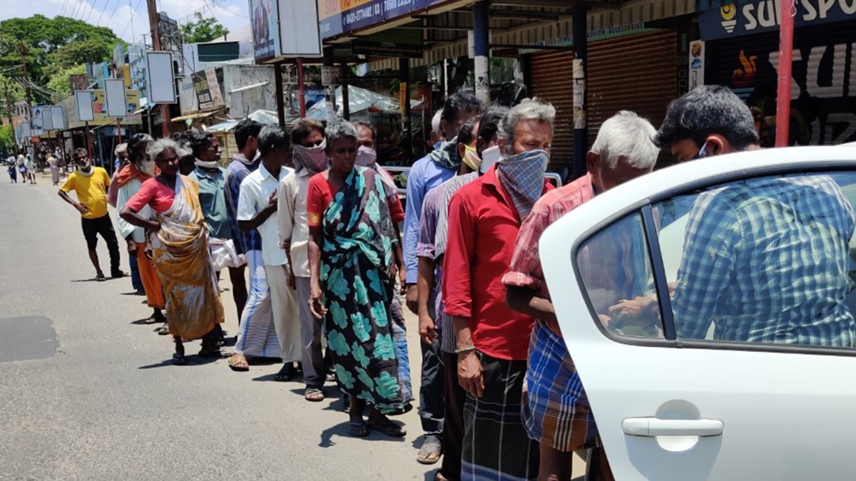 20 रुपये में अपनी कविताएं बेचकर खाना खिलाता है शख्स