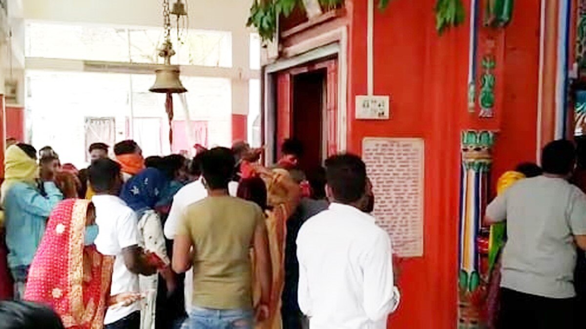 नवरात्रि के पहले दिन मंदिरों में उमड़ी भक्कों की भीड़