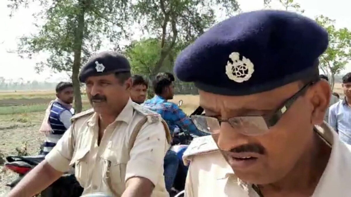 सड़क के किनारे दो अलग-अलग जगहों पर मिले तीन शव 