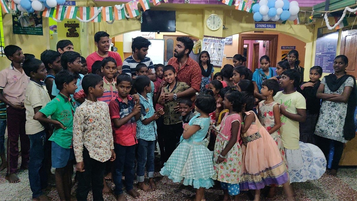 20 रुपये में अपनी कविताएं बेचकर खाना खिलाता है शख्स