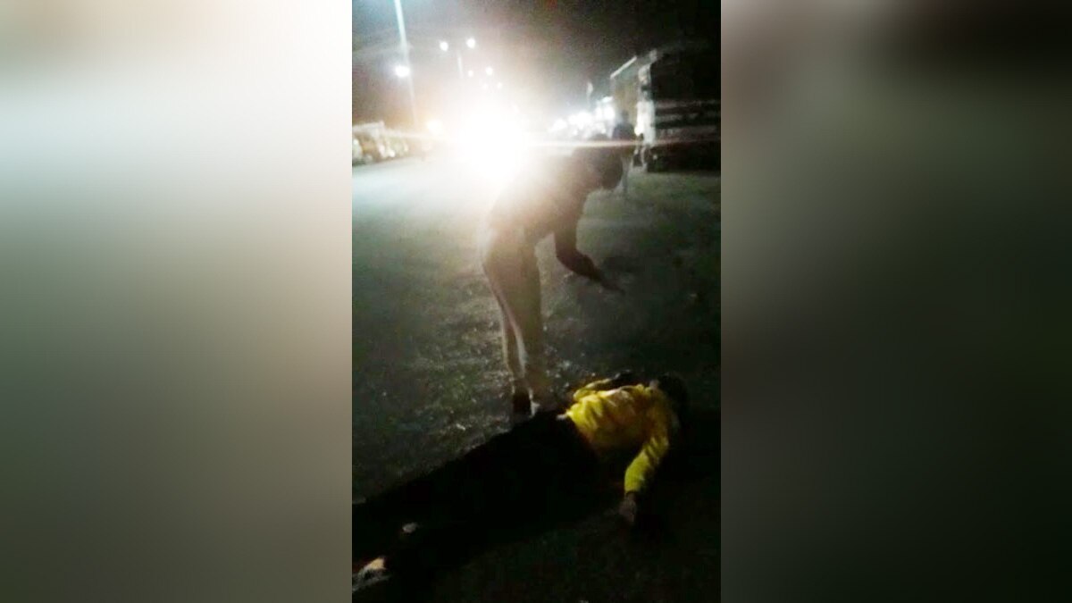 महिला एसएचओ ने युवक को डंडे से पीटा 