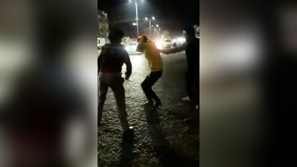 महिला एसएचओ ने युवक को डंडे से पीटा 