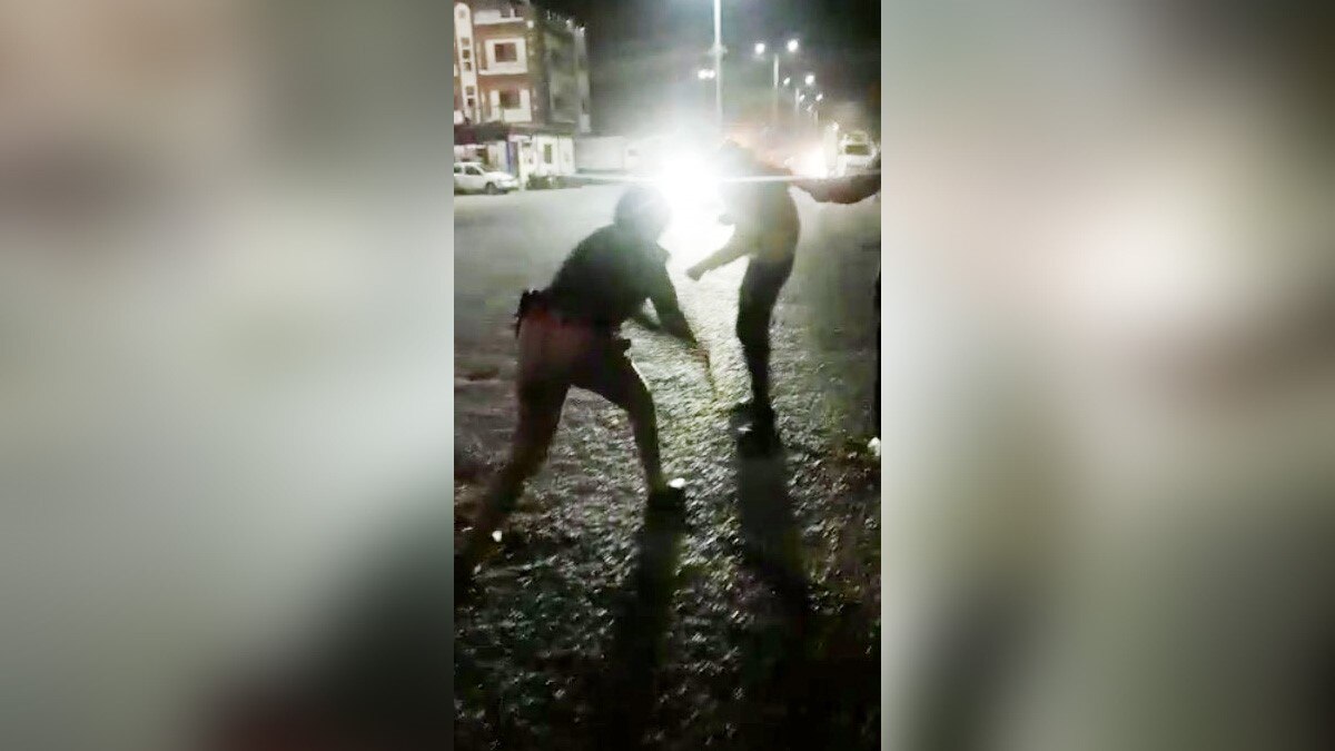 महिला एसएचओ ने युवक को डंडे से पीटा 