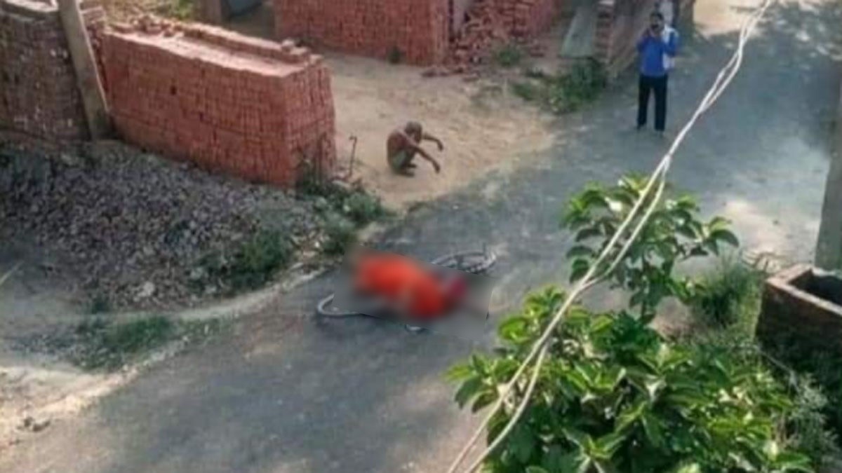 अंतिम संस्कार के लिए पत्नी की लाश को साइकिल पर ले जाता दिखा बुजुर्ग 