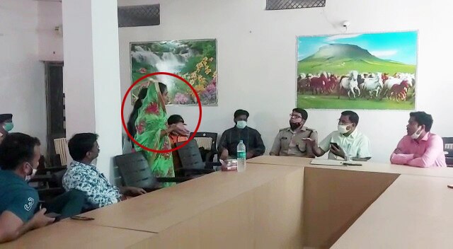 महिला बेटियों के साथ चढ़ गई पानी की टंकी पर