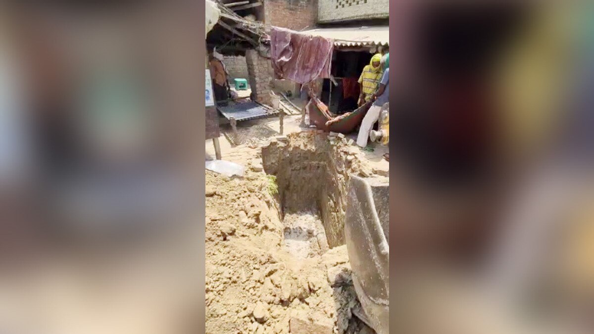 कब्र खोदकर घर पर दफनाया शव 