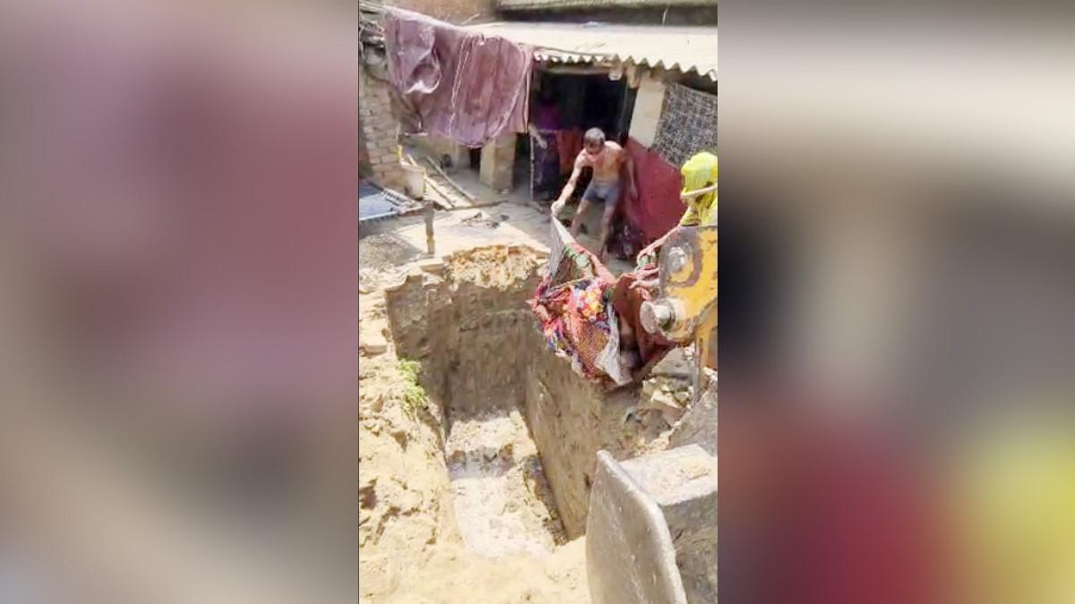 कब्र खोदकर घर पर दफनाया शव 