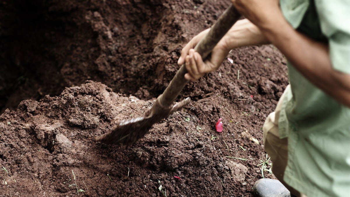 बच्चे की मौत पर किसी ने नहीं दिया कंधा तो पिता ने अकेले दफनाया 
