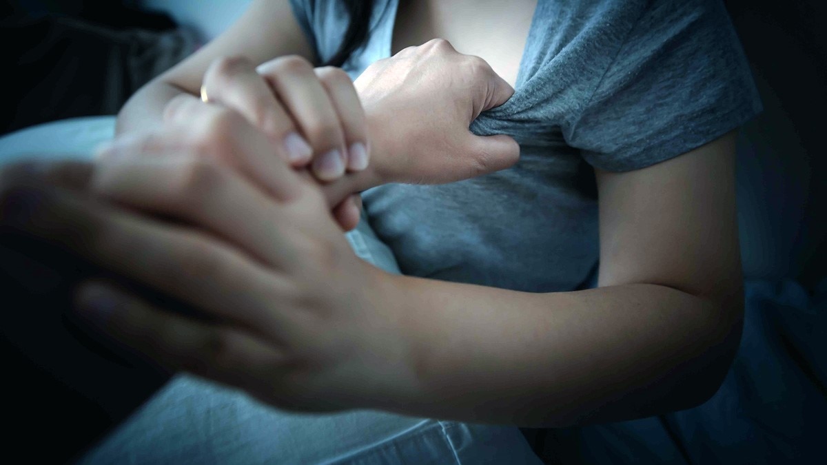 पत्नी पर दोस्तों संग शारीरिक संबंध बनाने का दबाव डाल रहा था पति 