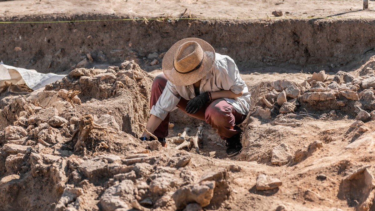 बच्चे की मौत पर किसी ने नहीं दिया कंधा तो पिता ने अकेले दफनाया 