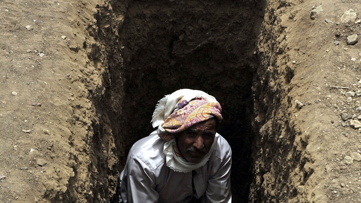 बच्चे की मौत पर किसी ने नहीं दिया कंधा तो पिता ने अकेले दफनाया 