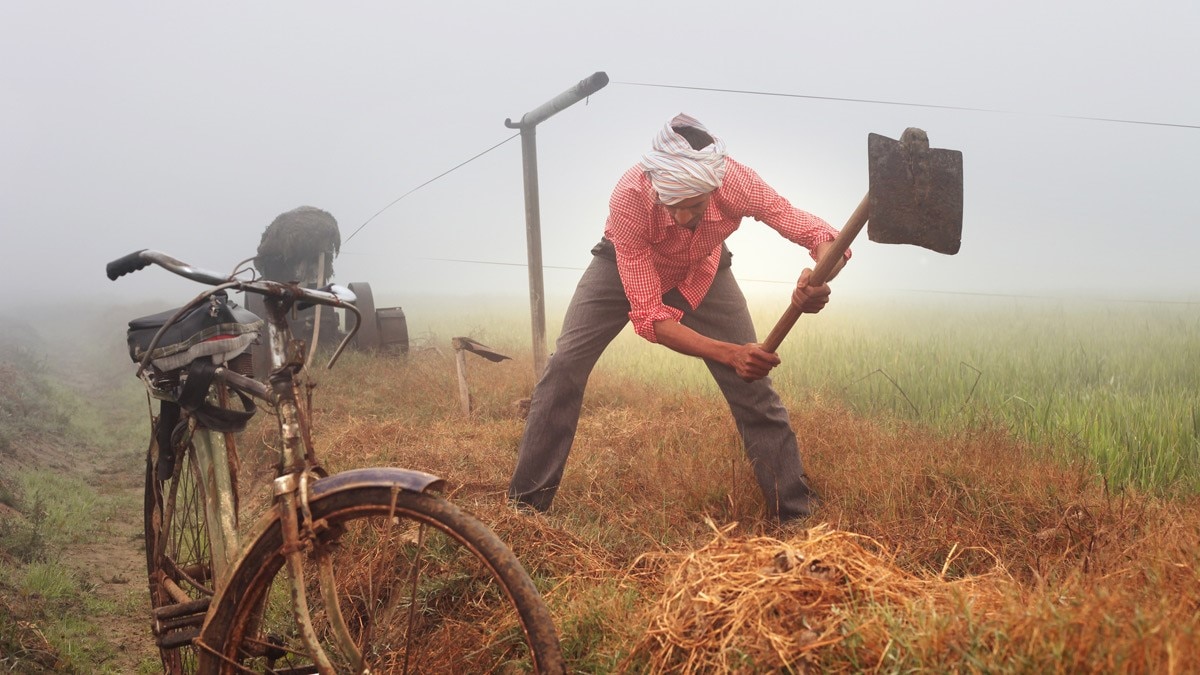 बच्चे की मौत पर किसी ने नहीं दिया कंधा तो पिता ने अकेले दफनाया 