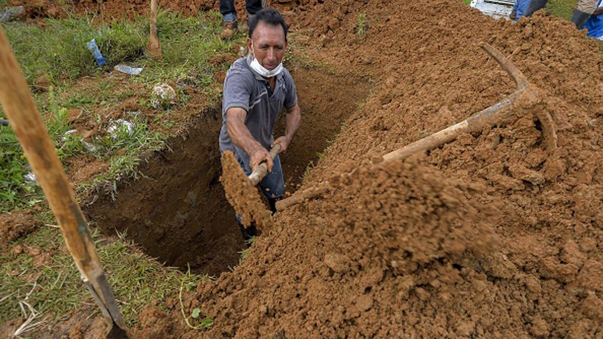 बच्चे की मौत पर किसी ने नहीं दिया कंधा तो पिता ने अकेले दफनाया 
