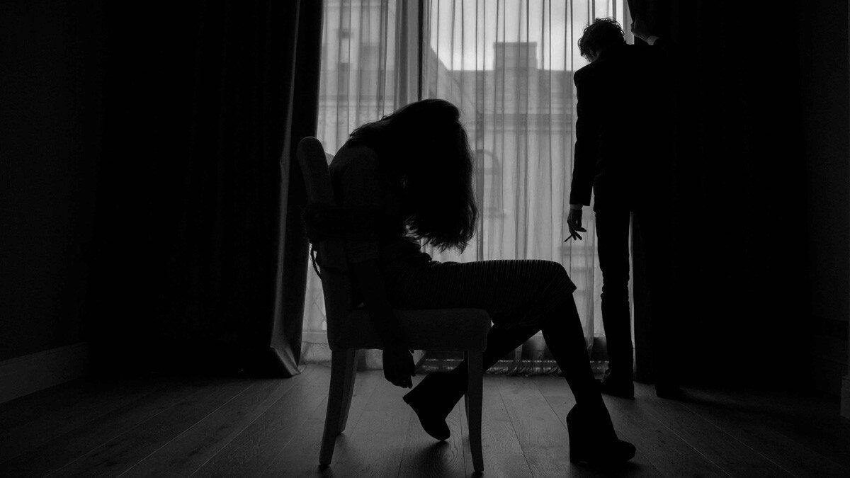 पत्नी पर दोस्तों संग शारीरिक संबंध बनाने का दबाव डाल रहा था पति 