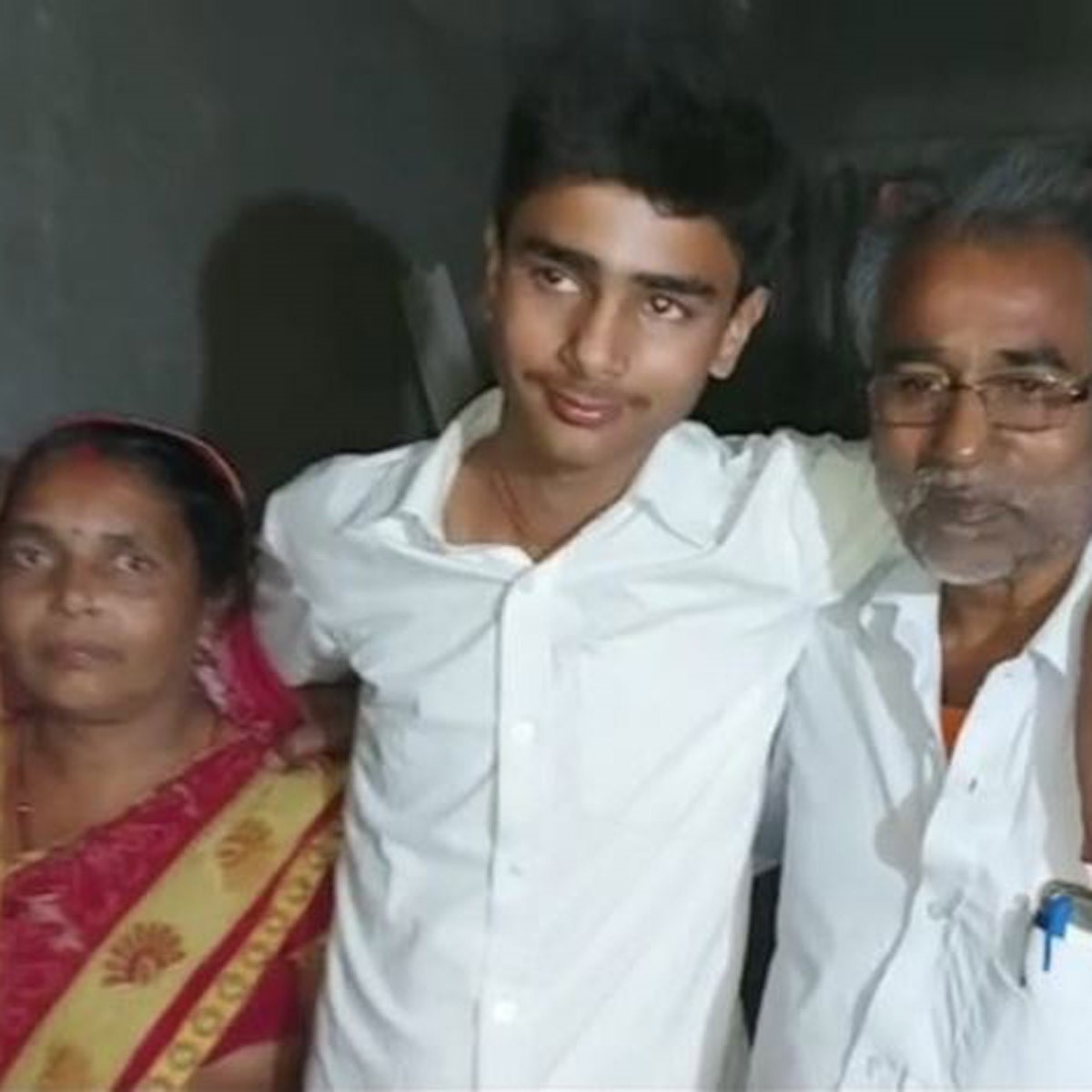 परिवार के साथ टॉपर ऋषभ (aajtak.in)