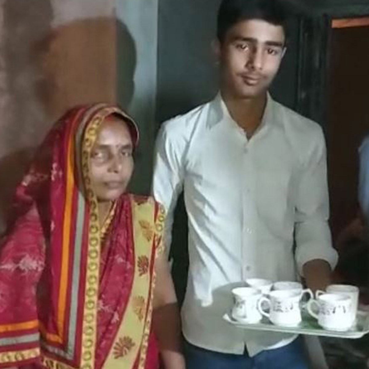 मां के साथ टॉपर ऋषभ (aajtak.in)