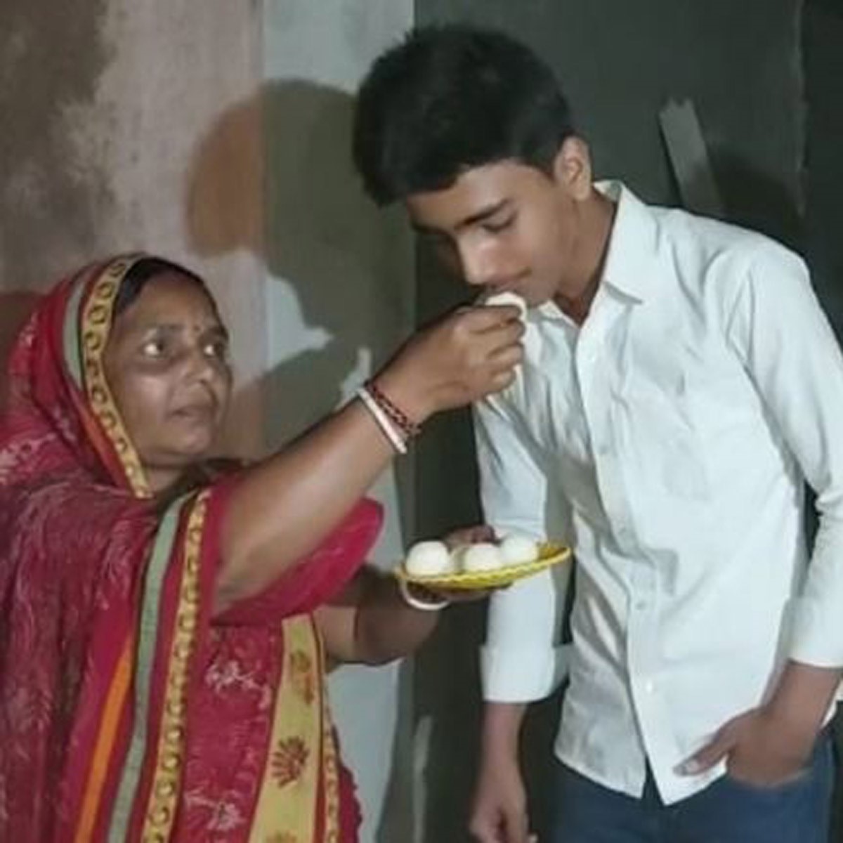 मां के साथ टॉपर ऋषभ (aajtak.in)