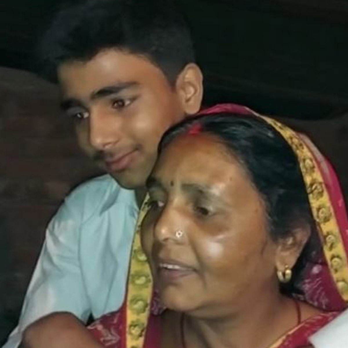 मां के साथ टॉपर ऋषभ (aajtak.in)