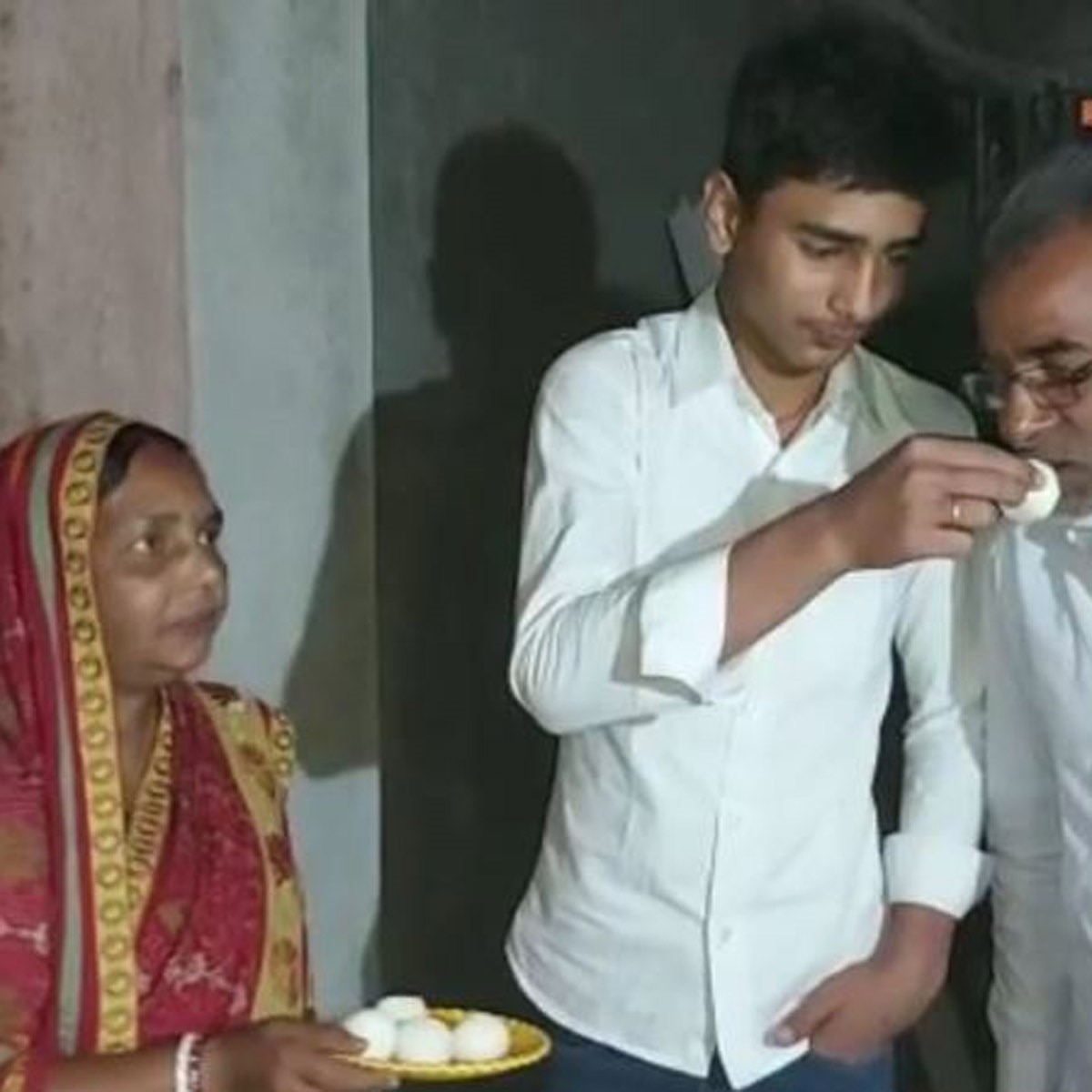 परिवार के साथ टॉपर ऋषभ (aajtak.in)