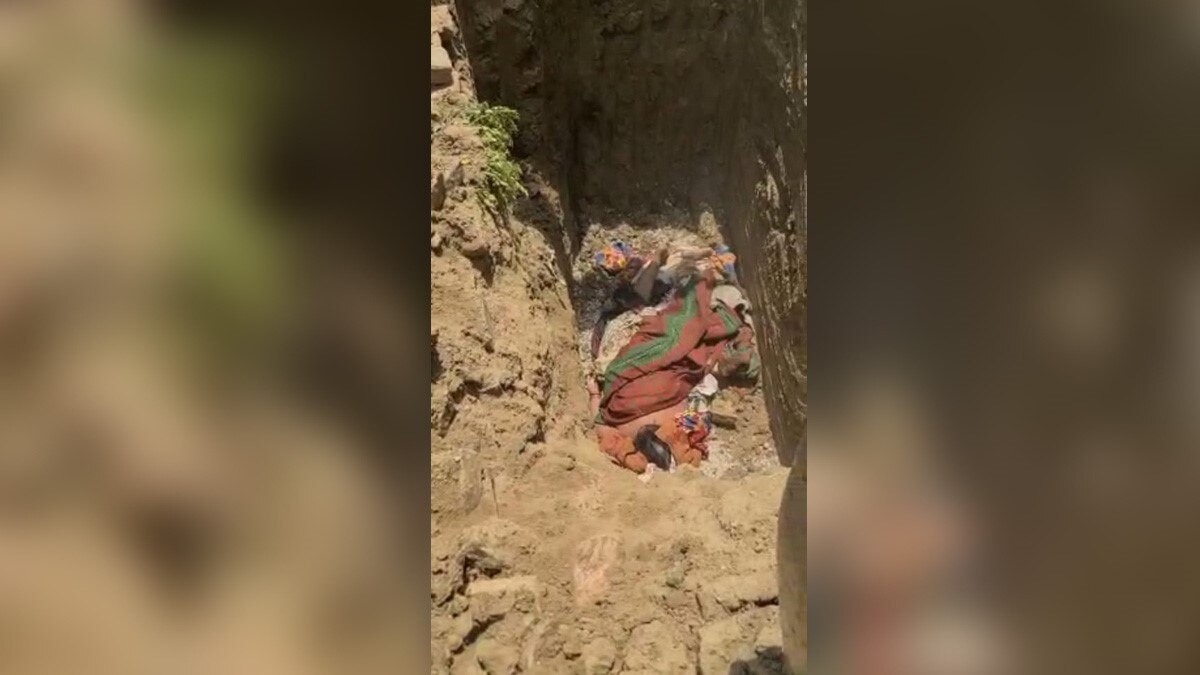कब्र खोदकर घर पर दफनाया शव 