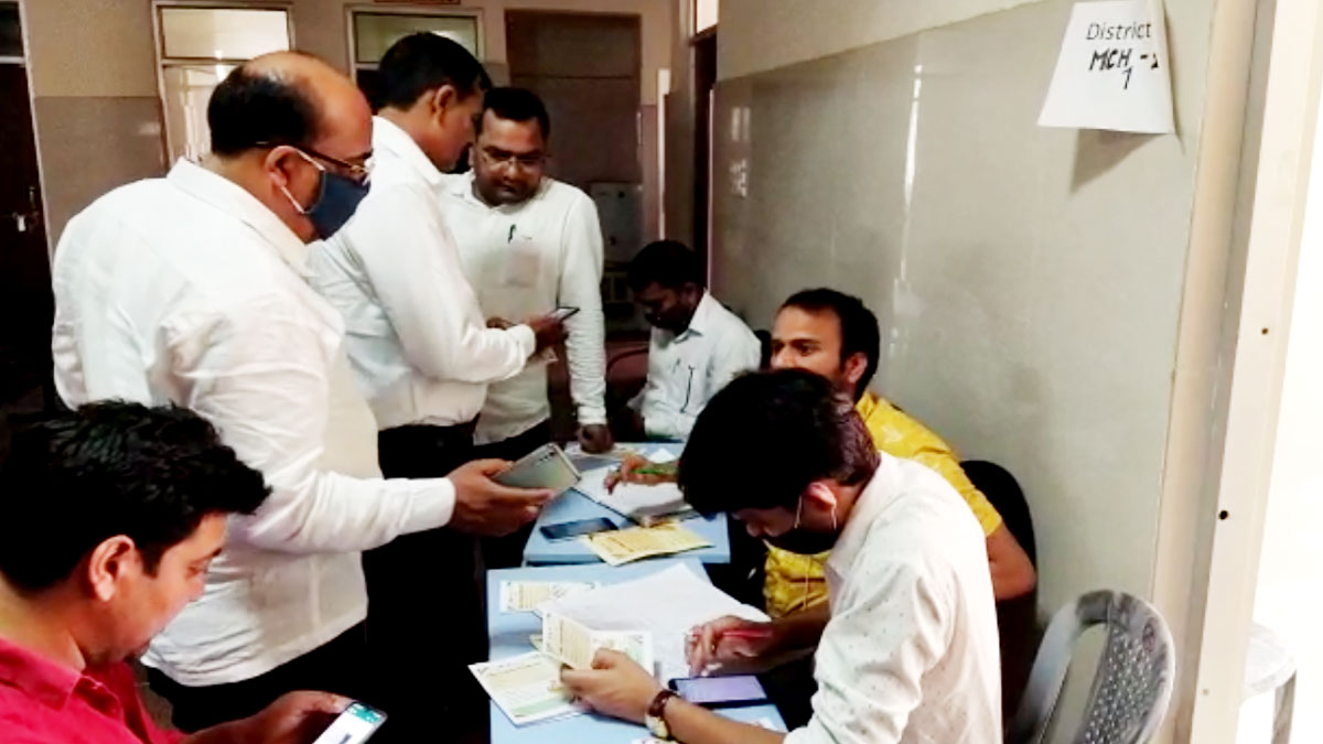 बुजुर्ग को पहला डोज कोवैक्सीन का लगा और दूसरा कोविशील्ड का