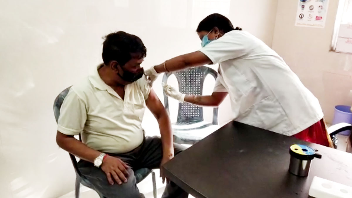 बुजुर्ग को पहला डोज कोवैक्सीन का लगा और दूसरा कोविशील्ड का