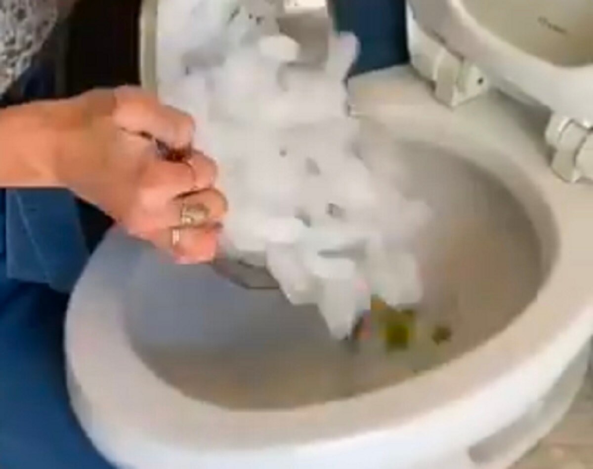 टॉयलेट के कमोड में बनाया जूस