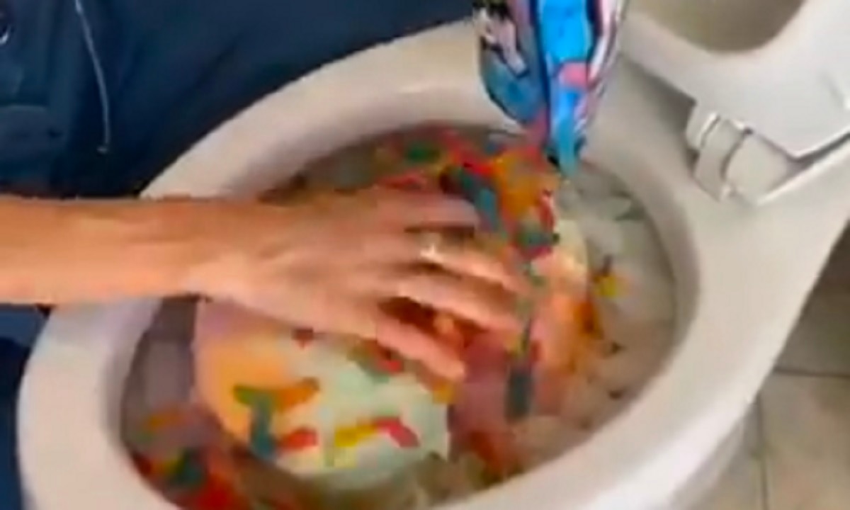 टॉयलेट के कमोड में बनाया जूस