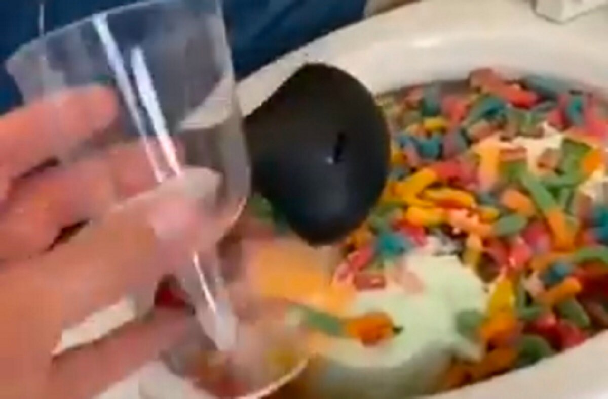 टॉयलेट के कमोड में बनाया जूस