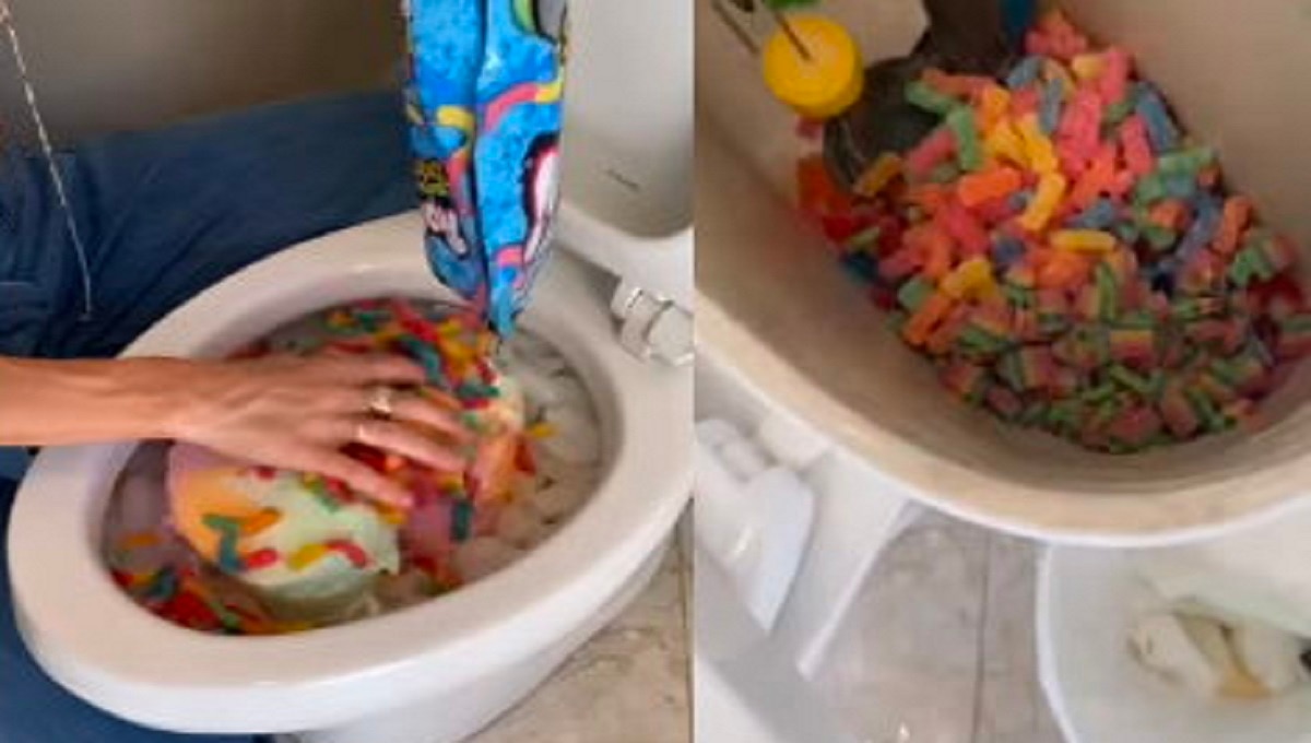 टॉयलेट के कमोड में बनाया जूस