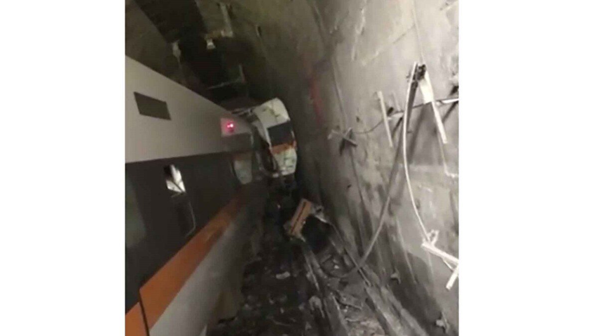 ताइवान: ट्रक से टकराकर पटरी से उतरी ट्रेन, सबसे बुरे हादसे में 36 लोगों की मौत 