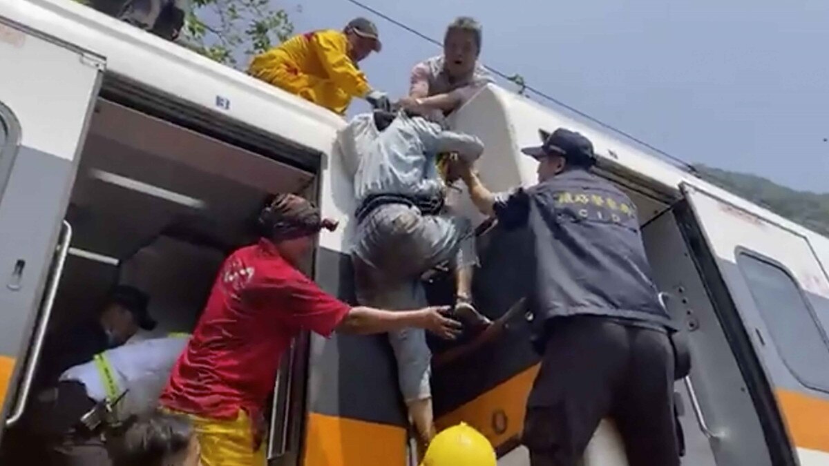 ताइवान: ट्रक से टकराकर पटरी से उतरी ट्रेन, सबसे बुरे हादसे में 36 लोगों की मौत 