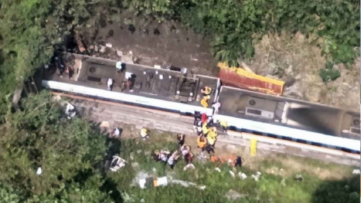 ताइवान: ट्रक से टकराकर पटरी से उतरी ट्रेन, सबसे बुरे हादसे में 36 लोगों की मौत 