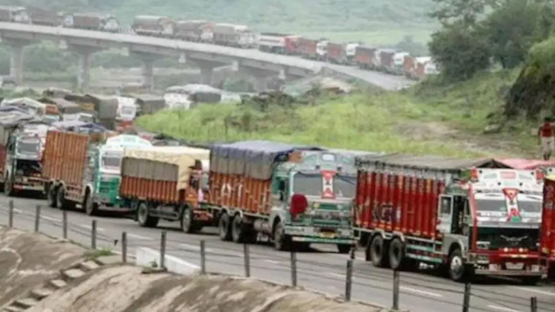 ट्रकों की मांग में 50 फीसदी तक कमी 