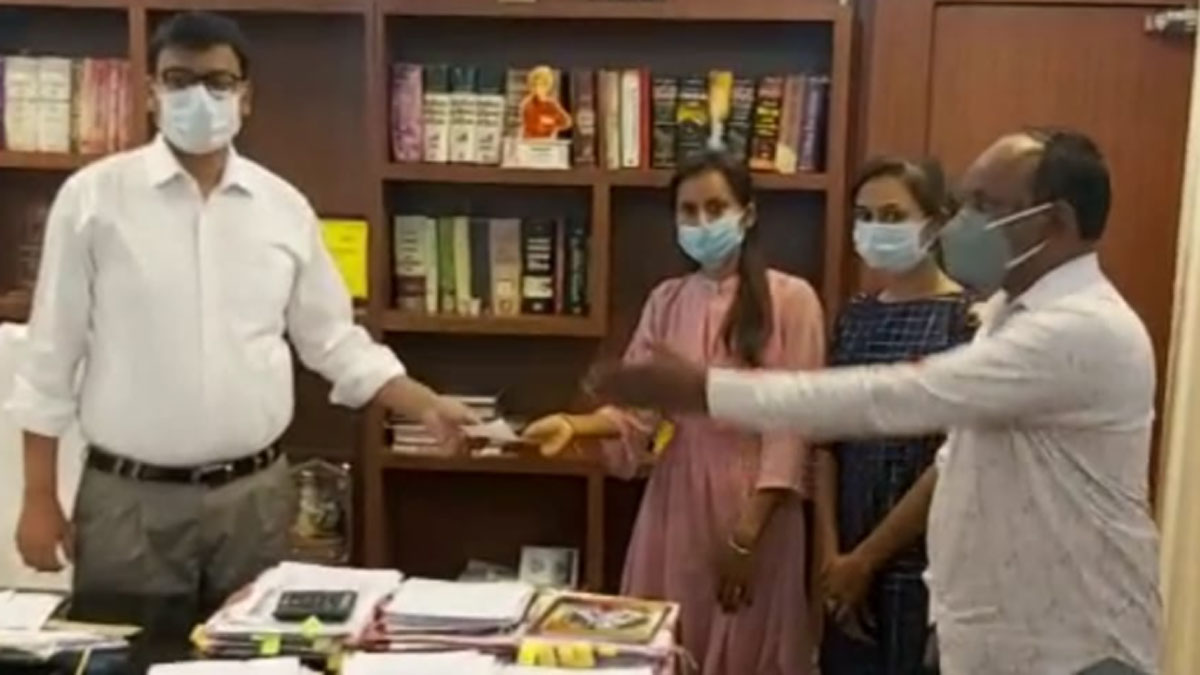 बेटियों की शादी में होने वाले खर्च से दो लाख बचाकर शख्स ने कोविड मरीजों को दिया दान 