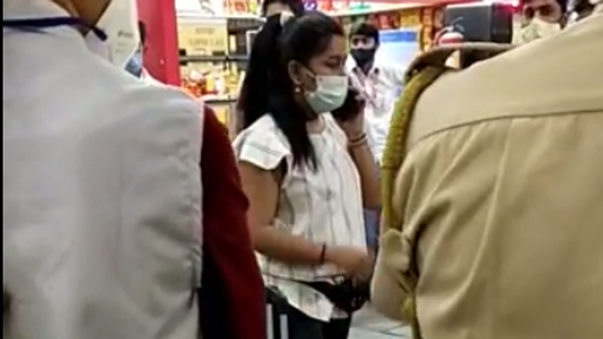 लड़की ने रेलवे स्टेशन पर किया हंगामा 