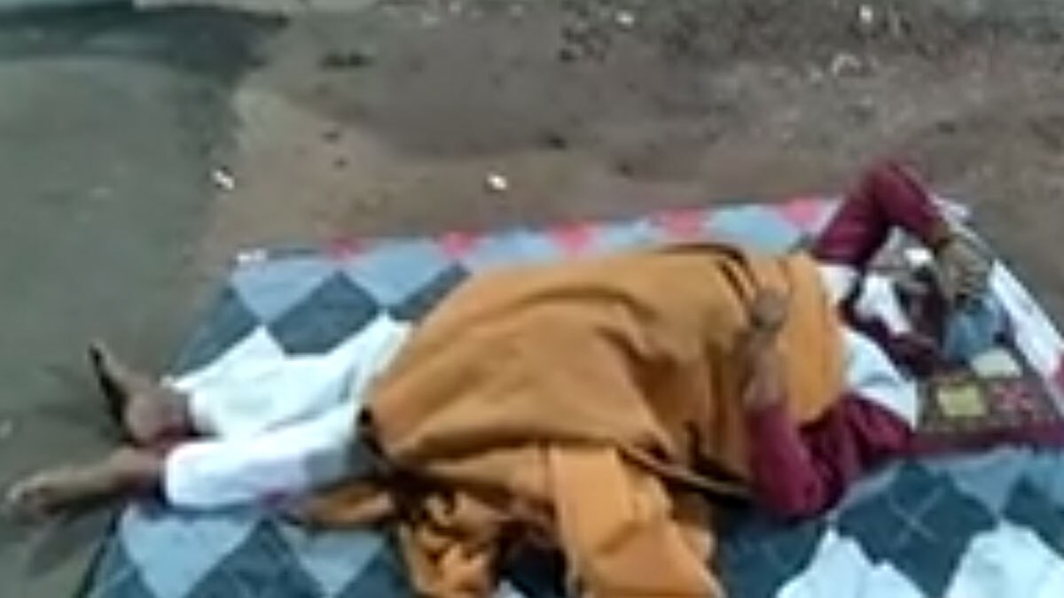 बीजेपी के पूर्व शहर जिला अध्यक्ष देवेश शर्मा ने किया प्रदर्शन 