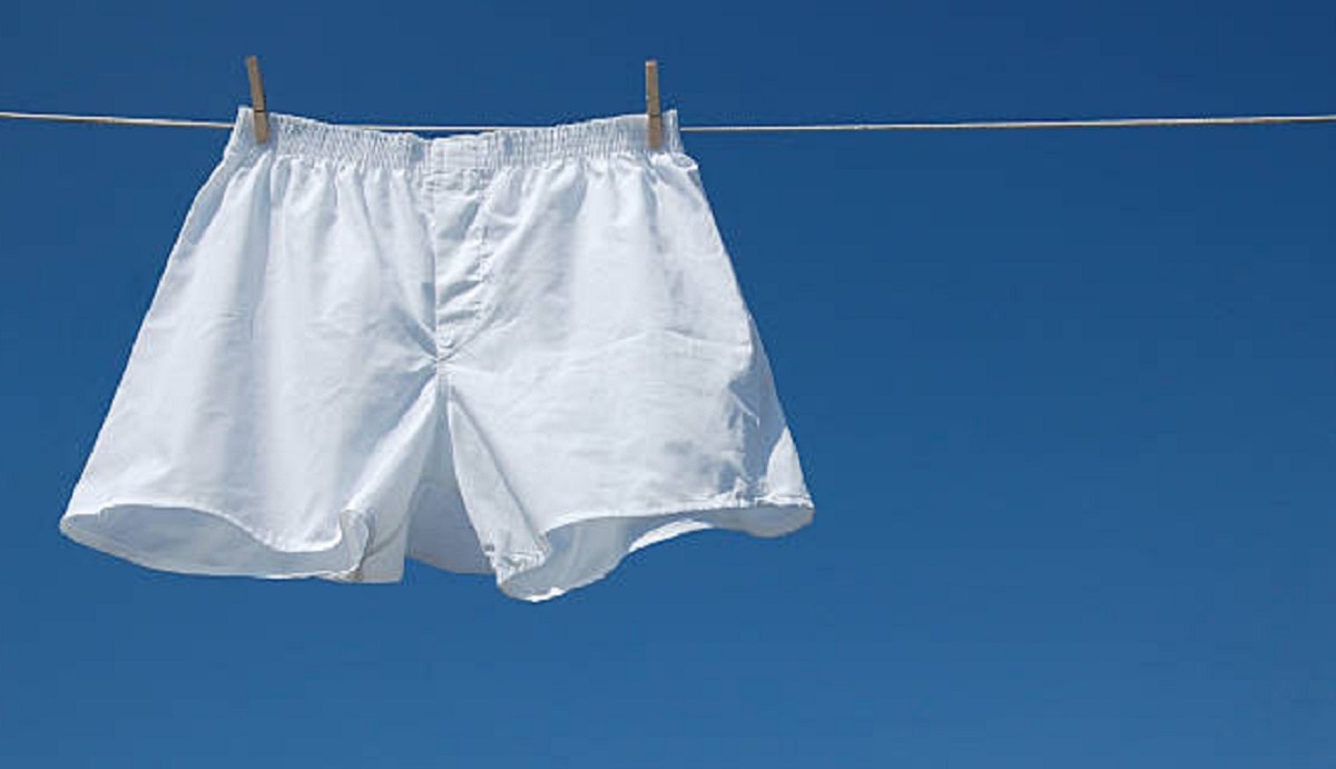 मिट्टी के अंदर सफेद अंडरवियर