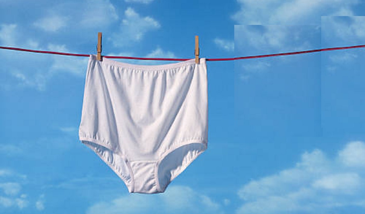 मिट्टी के अंदर सफेद अंडरवियर