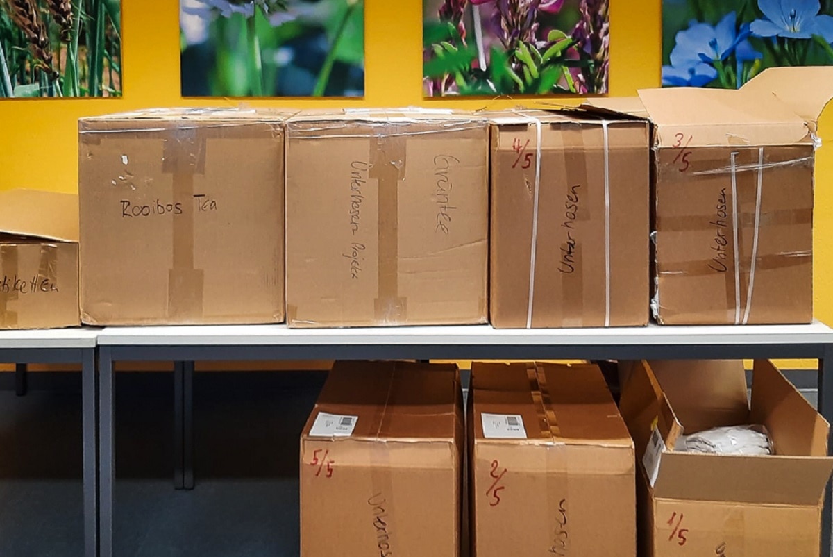 मिट्टी के अंदर सफेद अंडरवियर