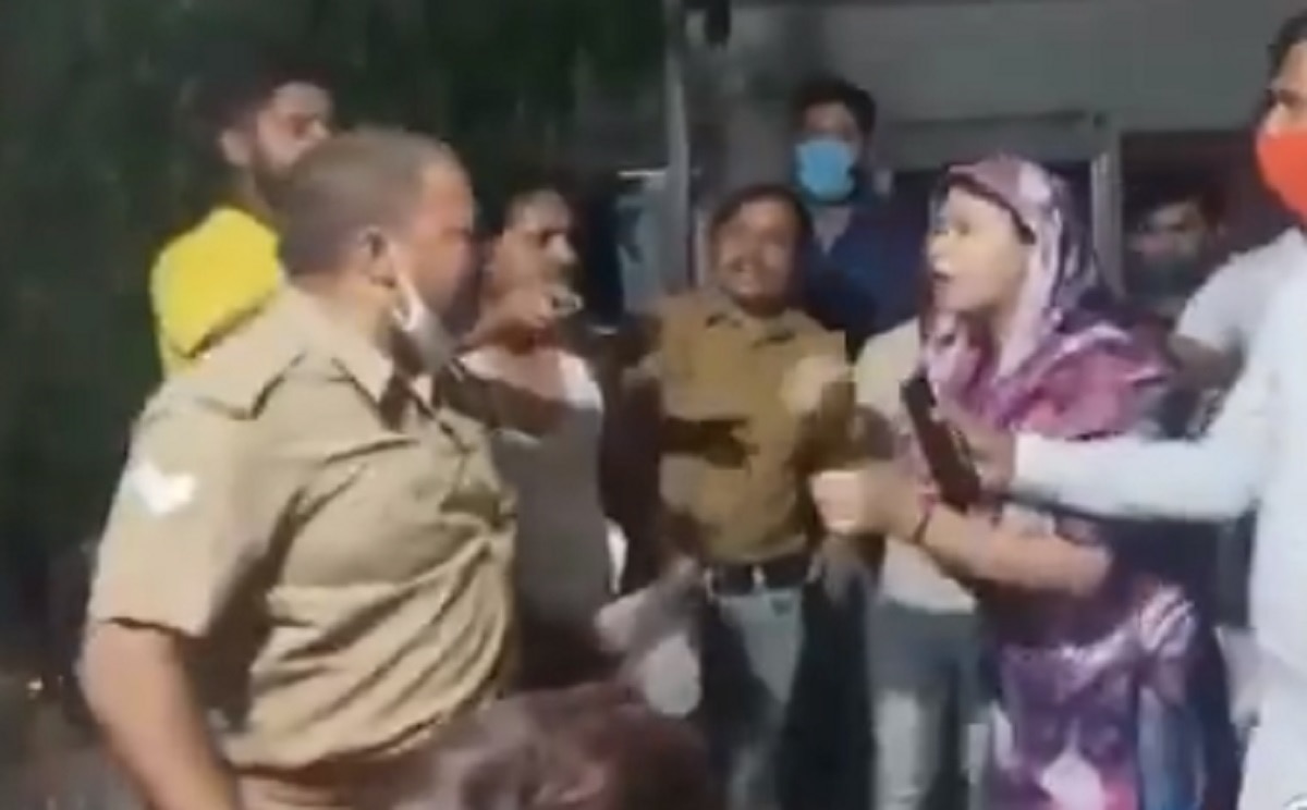 महिला बीजेपी नेता ने पुलिस वाले को मारा थप्पड़