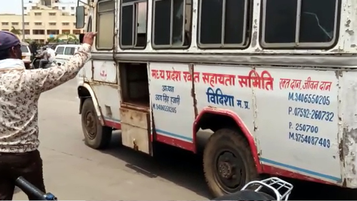  एंबुलेंस से न‍िकल कर बाहर ग‍िरी कोरोना संक्रम‍ित की डेड बॉडी, प्लास्टिक में थी पैक 