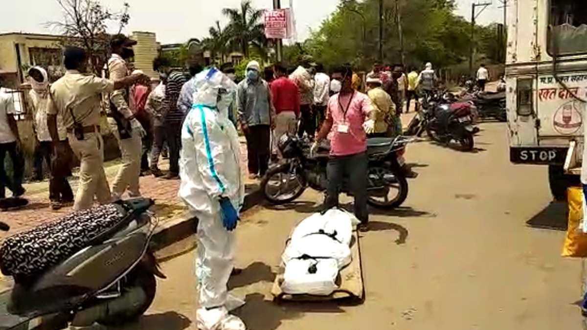  एंबुलेंस से न‍िकल कर बाहर ग‍िरी कोरोना संक्रम‍ित की डेड बॉडी, प्लास्टिक में थी पैक 