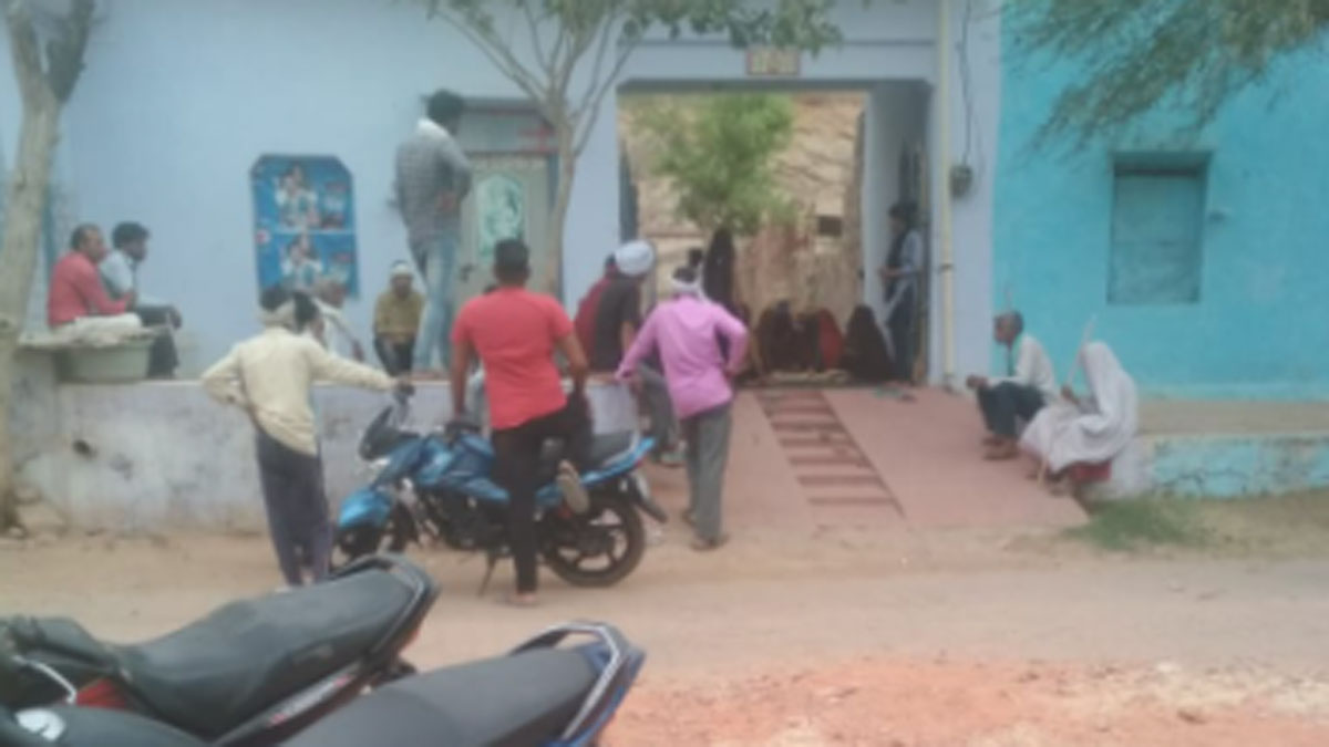 खेल खेल में कार में तीन बच्चियों ने खुल को लॉक किया दम घुटने से हुई मौत