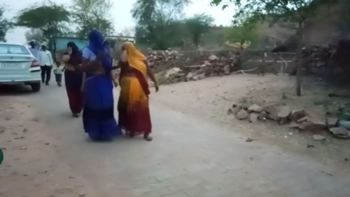 खेल खेल में कार में तीन बच्चियों ने खुल को लॉक किया दम घुटने से हुई मौत 