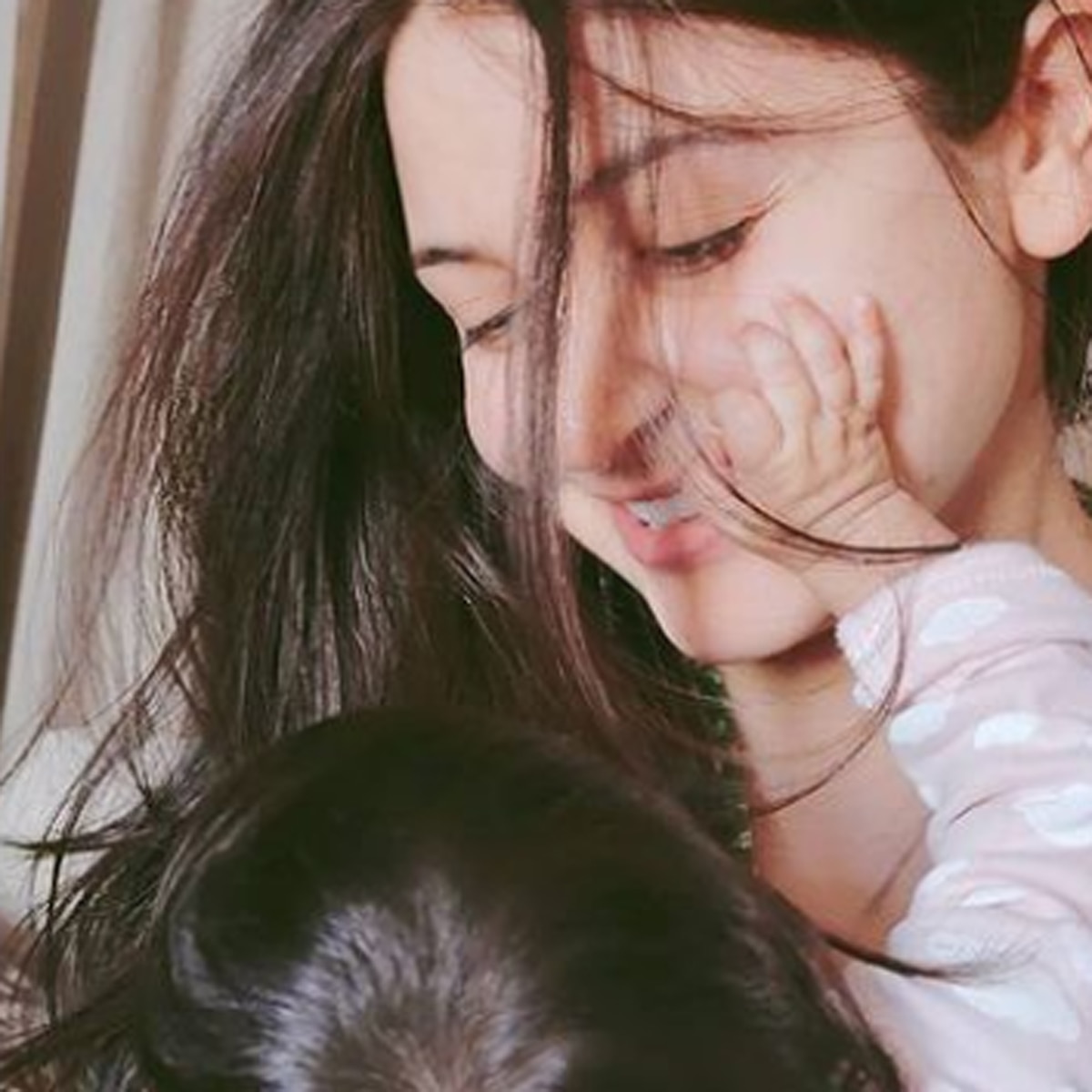 अनुष्का बेटी वामिका के साथ 