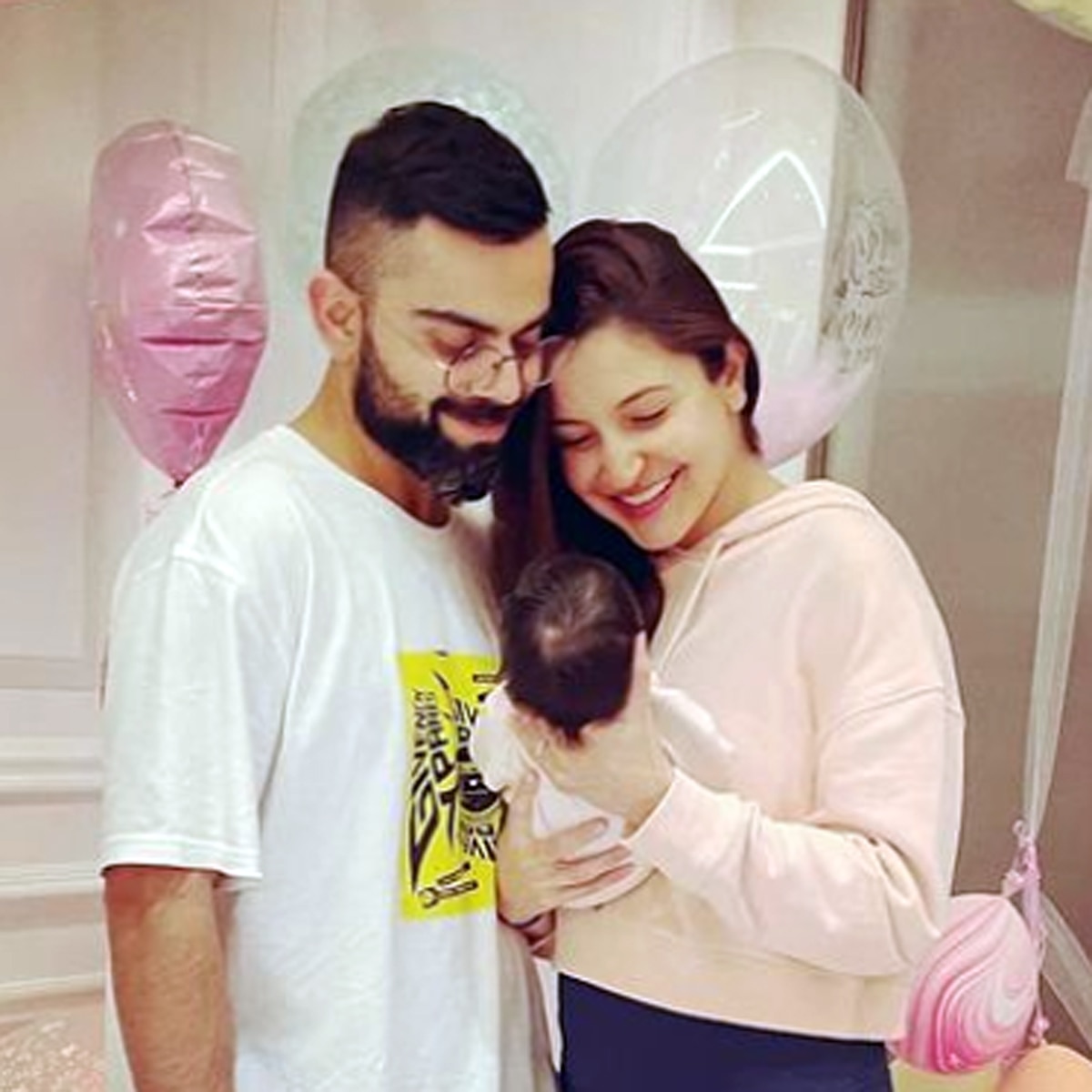 विराट-अनुष्का बेटी के साथ 